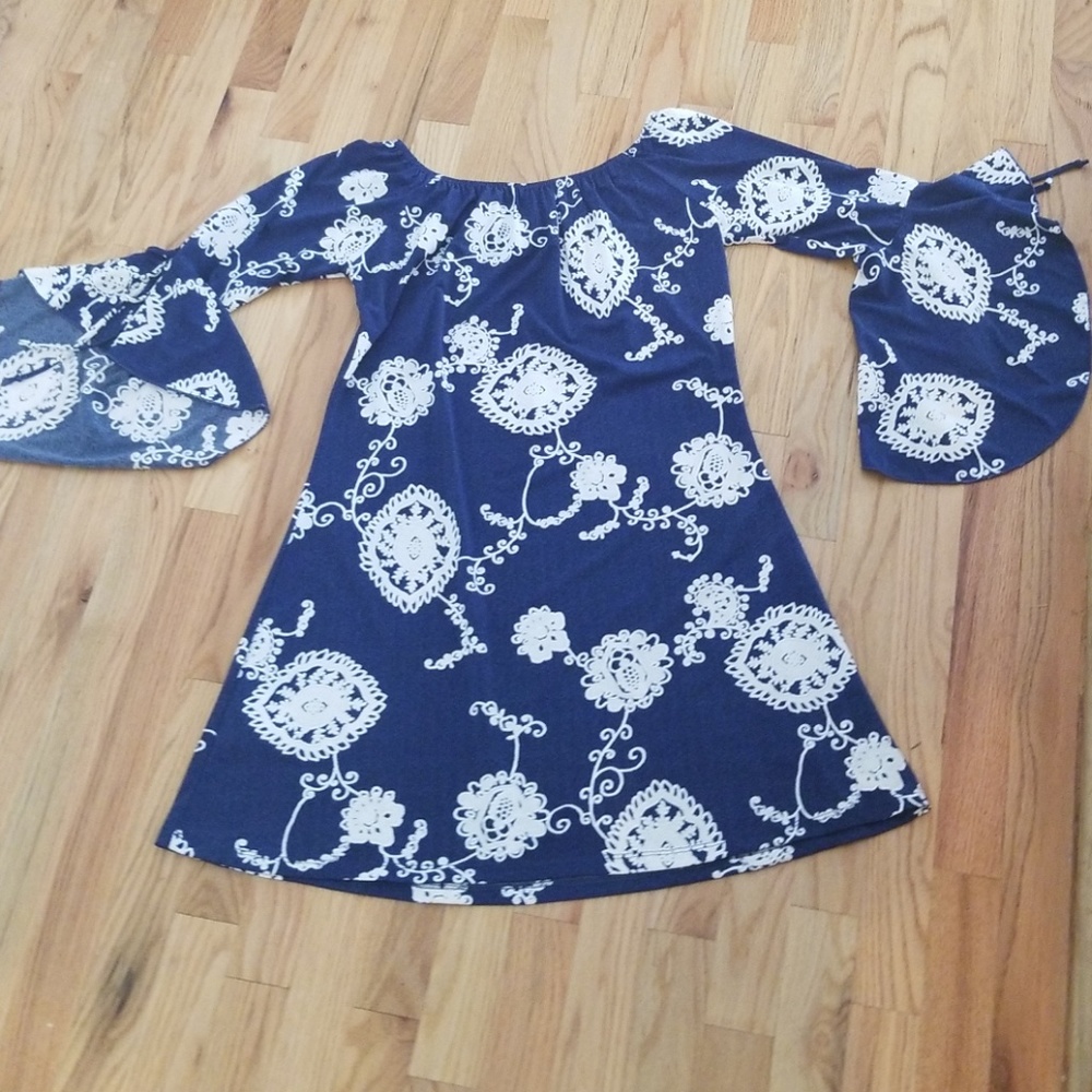 Dresses - Picture 4 of 5